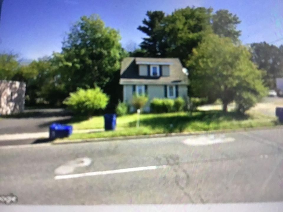 First level : Fouer Living Rm Dining Rm Kitchen Bathroom 
Second level: 3 Bedrooms Full Bat
Basement