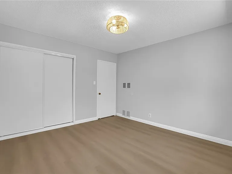 325 W Le Roy Ave — Photo 48
