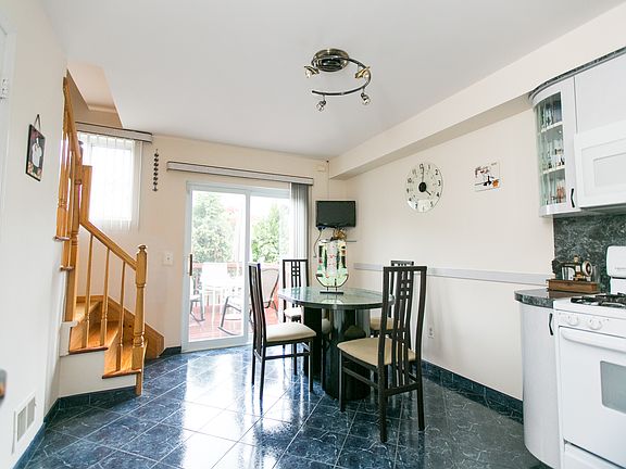 Eat-in kitchen