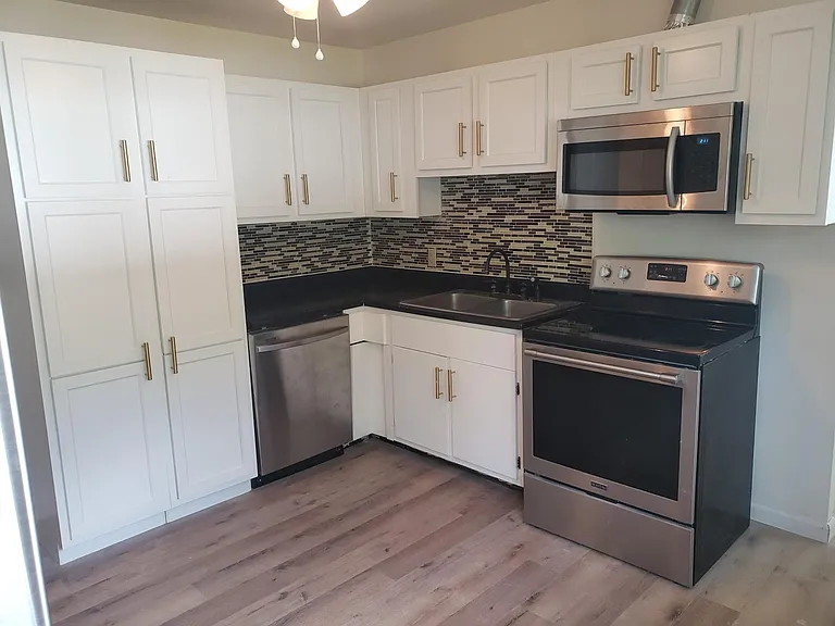 806 Maplepark Dr — Photo 1