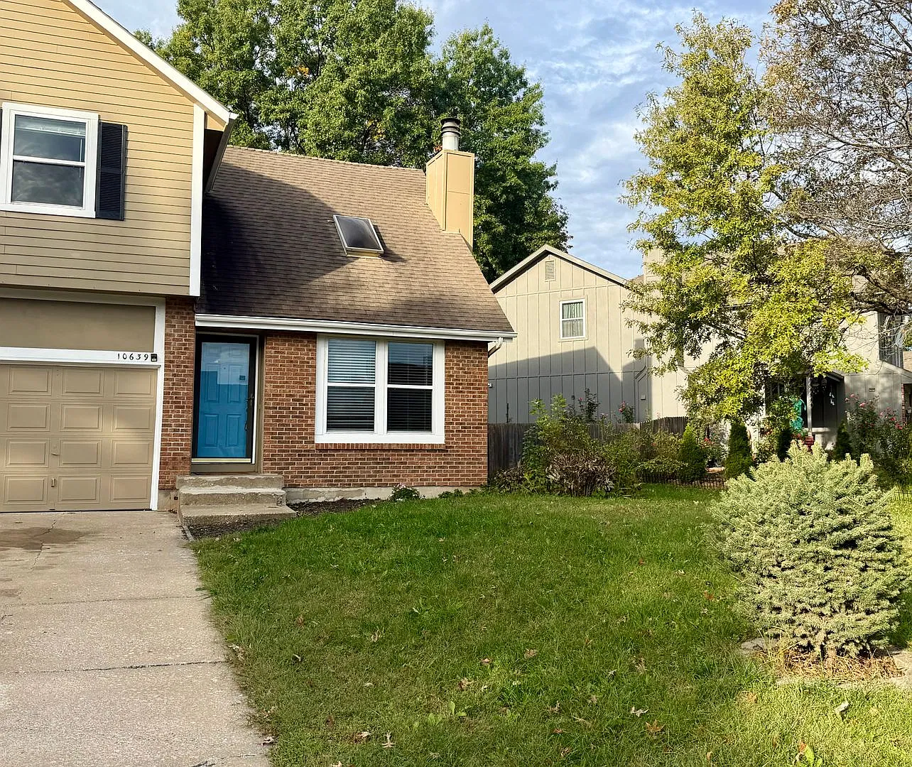  10639 Spacious Duplex in Prime Location + Finished Basement + Award Winning Blue Valley Schools — Photo 1