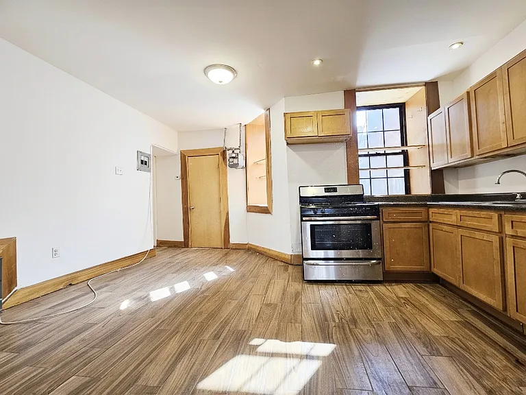 144 Lexington Ave #B — Photo 1