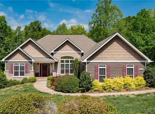 1552 Brookstone Dr, Hickory, NC 28602