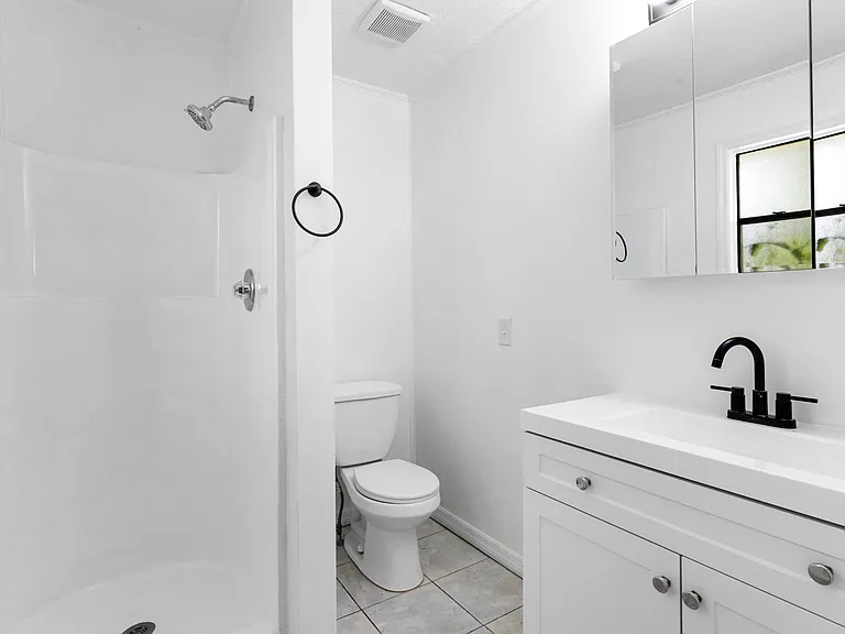 1464 W 32nd St — Photo 13