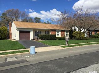 87 Shadow Grove Ln, Holbrook, NY 11741