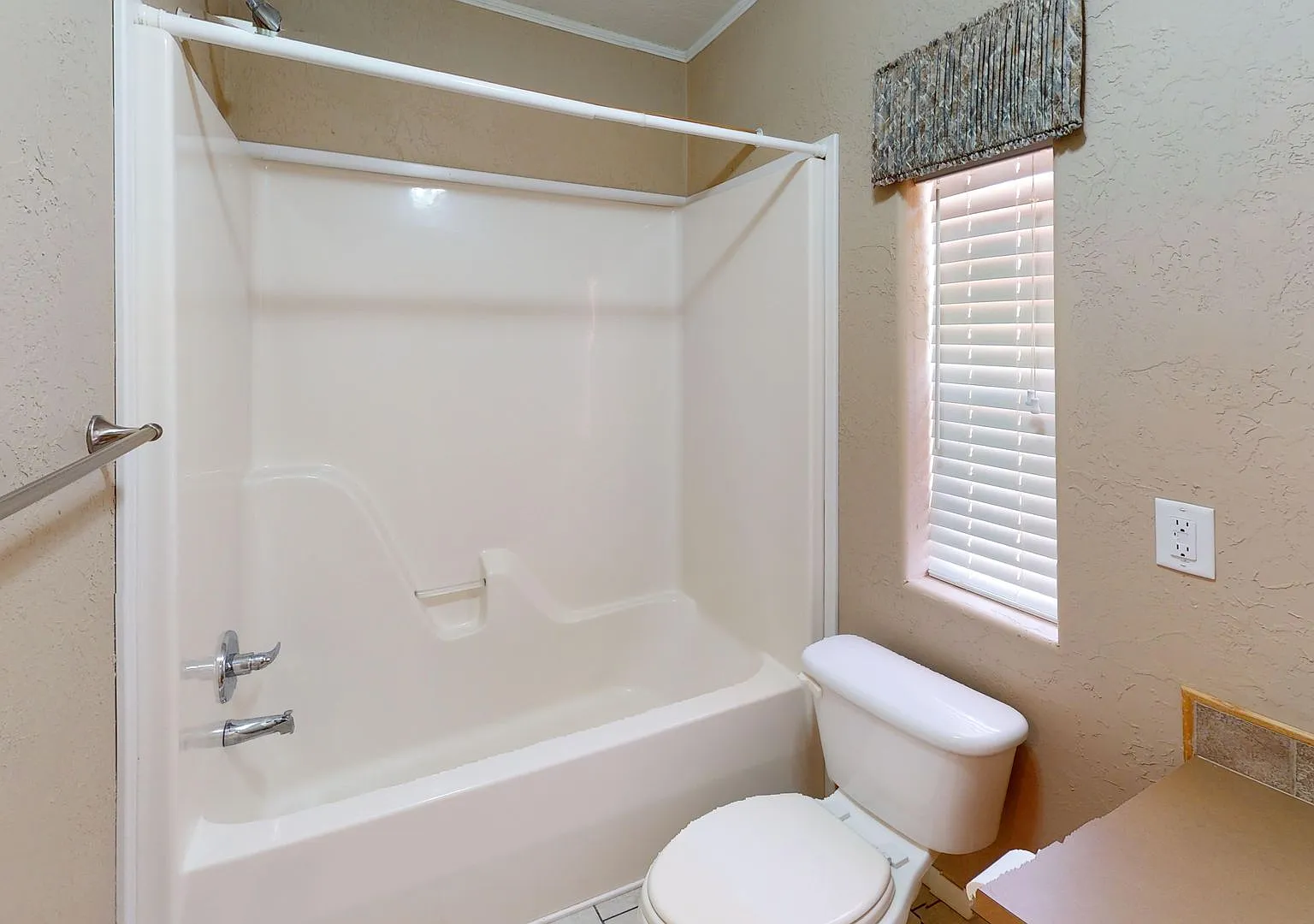 2410 Pamelita Drive NE — Photo 4