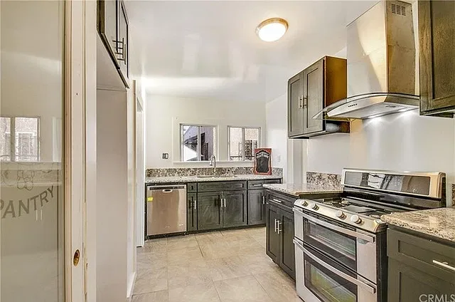 1 bed, 1100 sqft, $2,475 — Photo 2
