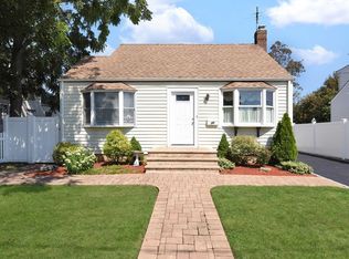 30 Kenneth Ave, Bellmore, NY 11710