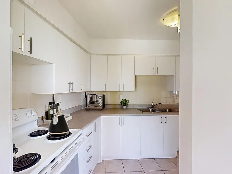 1580 Sandhurst Cir — Photo 1