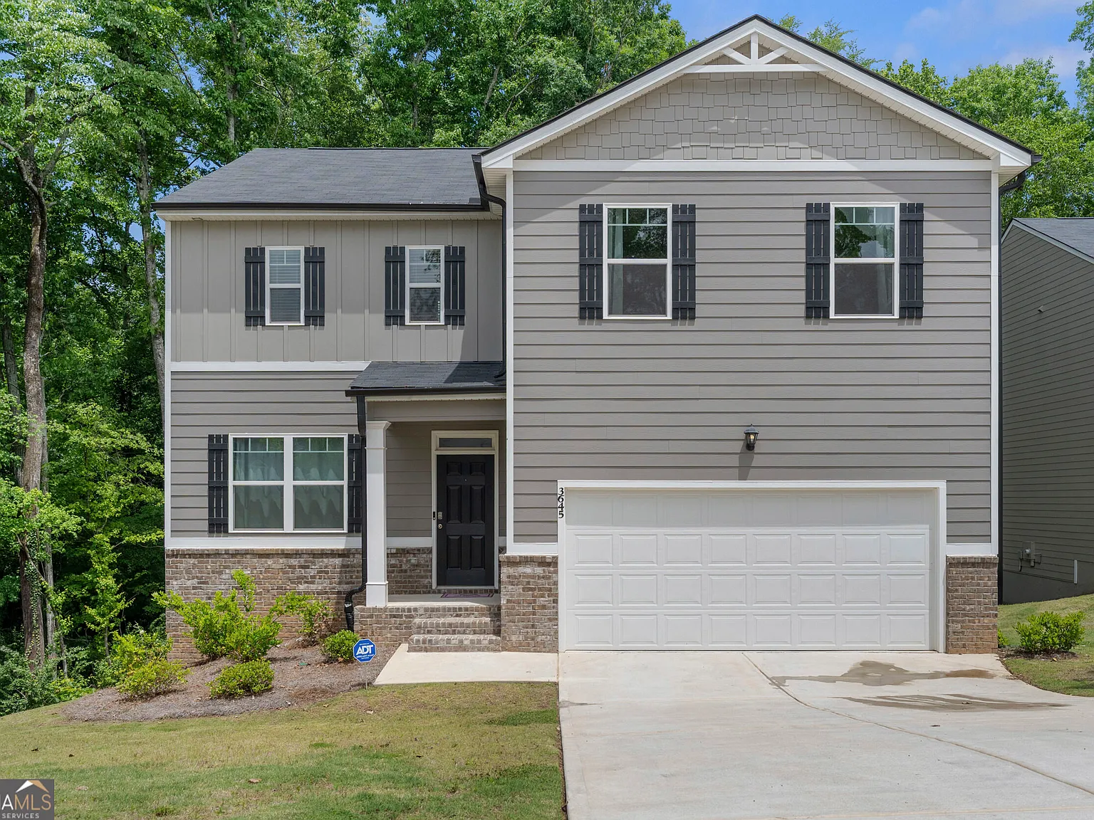 4 bed, 2.5 bath, 2396 sqft, $4,000 — Photo 2