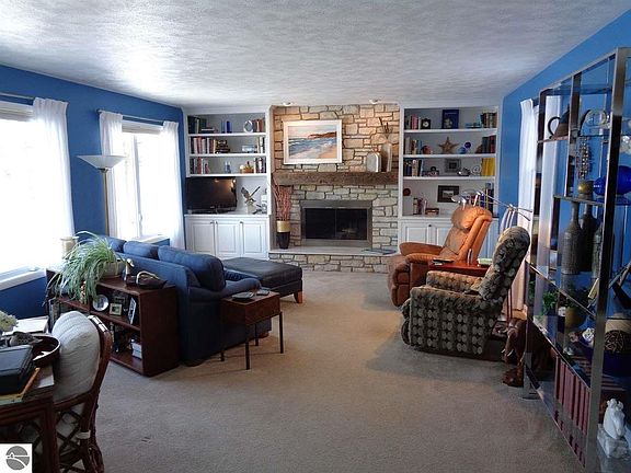 3rd image of 464 Island View Dr