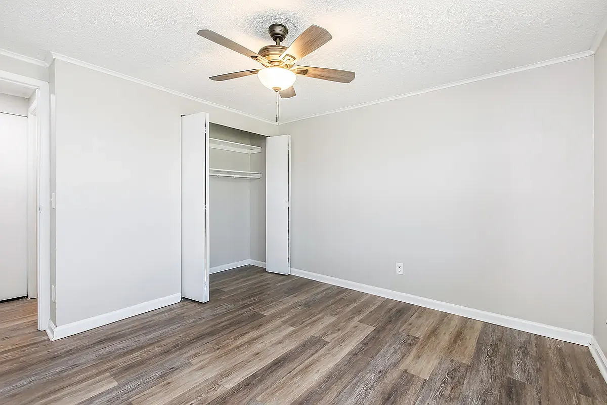 Lakeshore Apartments — Photo 4