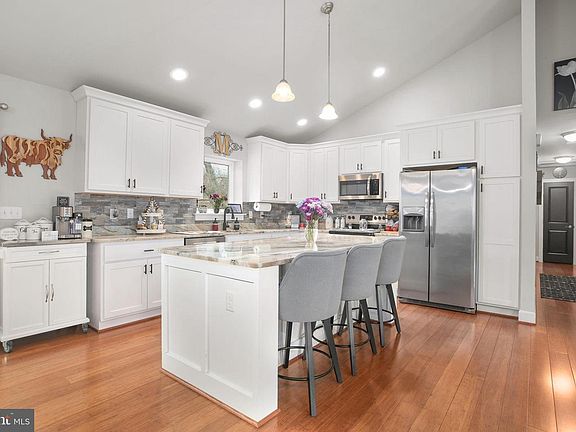 3rd image of 189 Ruby Glen Ln