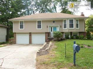 5810 NW Whispering Oaks Ln, Parkville, MO 64152