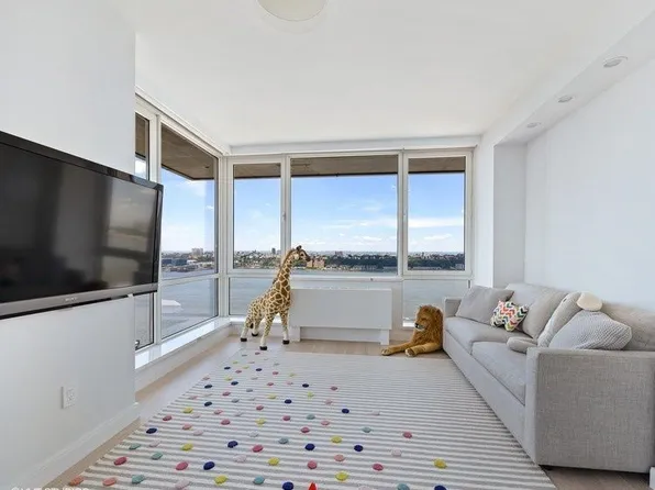 635 West 42nd Street image 22 of 47