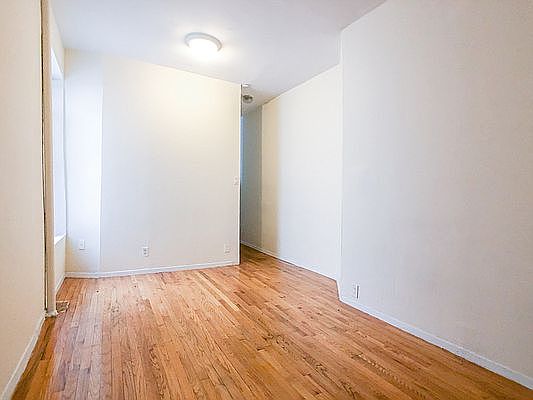 2nd image of 700 E 9th St APT 5