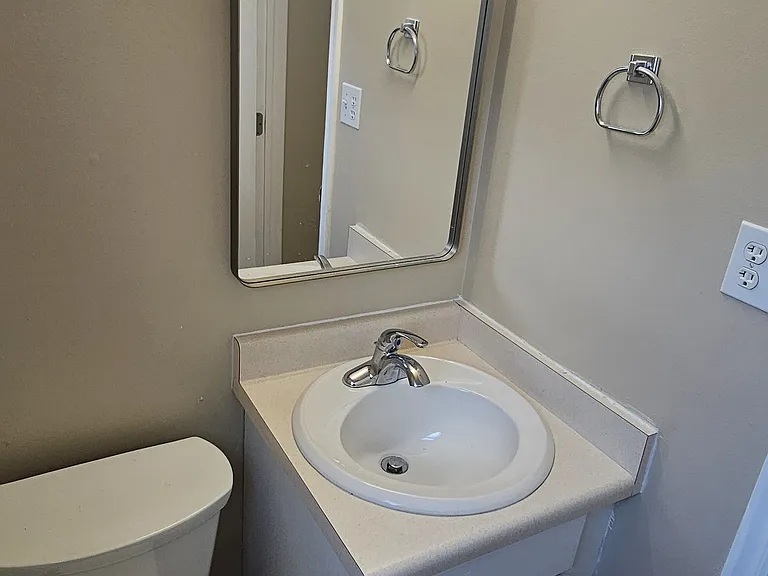 2318 E Claybourne Ave — Photo 10