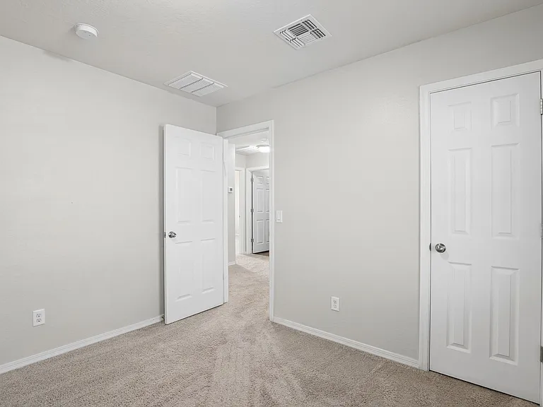1748 N Logan Ln — Photo 6