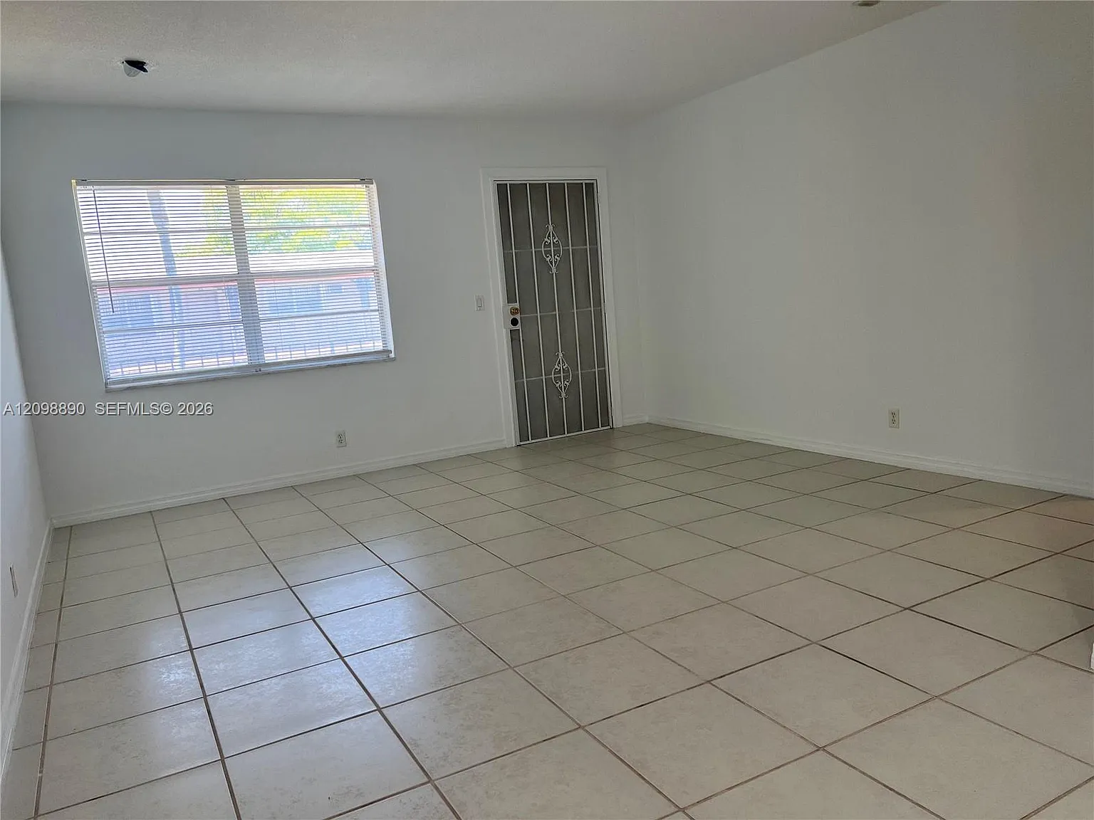 Hollywood Hills East Cond — Photo 4