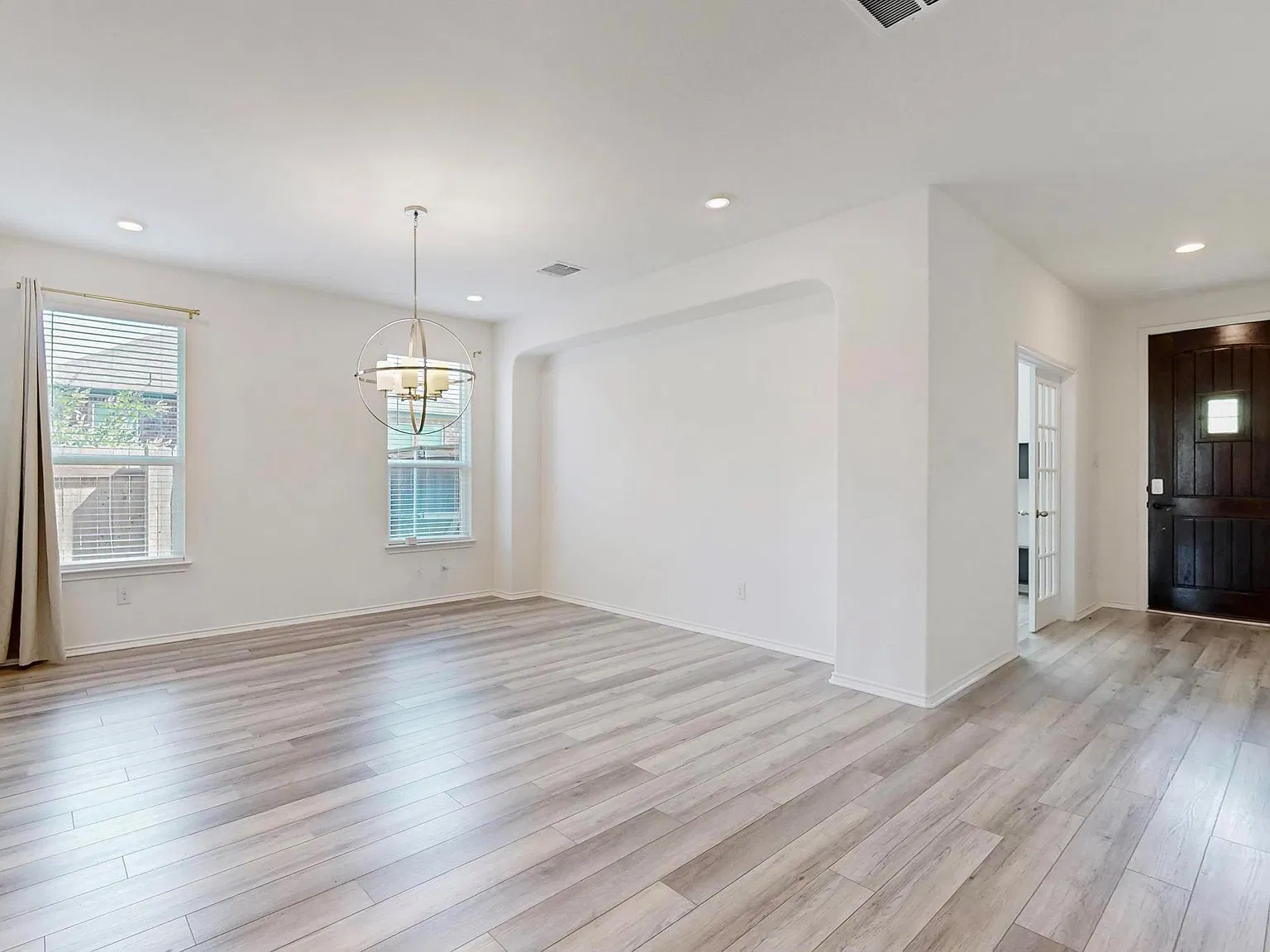 4 bed, 2.5 bath, 3278 sqft, $2,700 — Photo 2