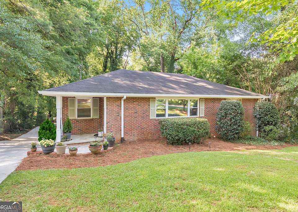1st image of 798 Pinehill Dr SE