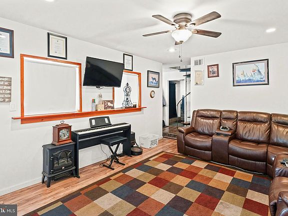 5th image of 870 Downe Ave