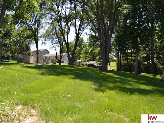 3rd image of 819 Beaver Lake Blvd