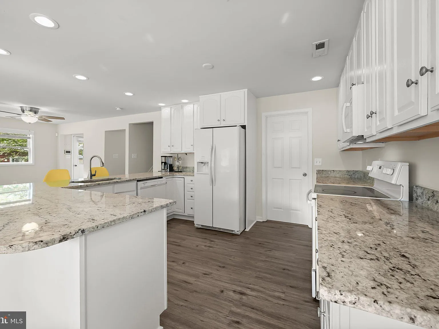 4 bed, 2.5 bath, 2040 sqft, $4,000 — Photo 4