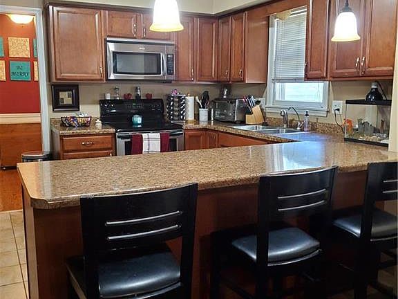 5th image of 7922 N Elizabeth Ave