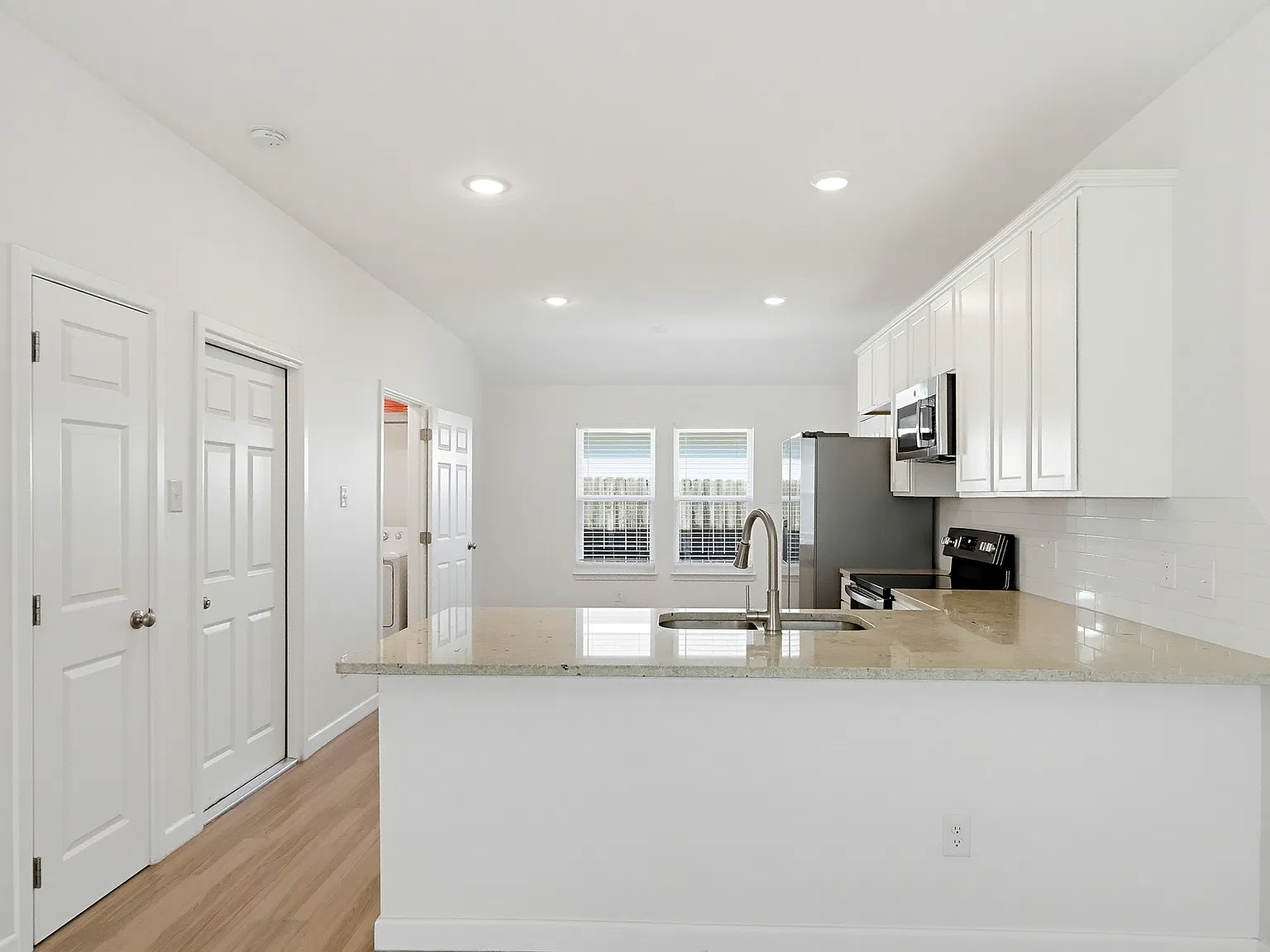 3 bed, 1296 sqft, $2,300 — Photo 4