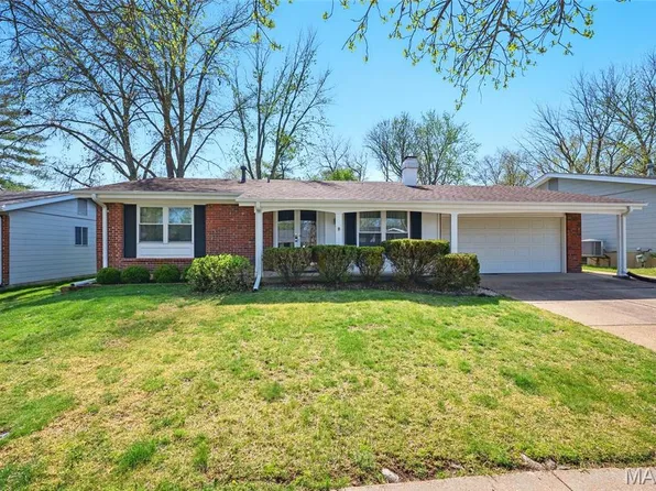 560 Goldwood Dr, Ballwin, MO 63021