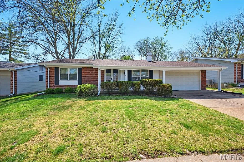 560 Goldwood Dr photo 1