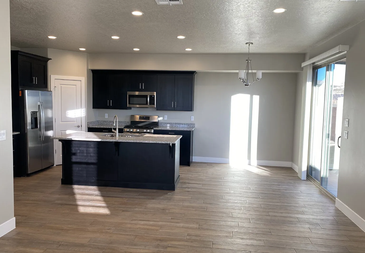 4 bed, 2.5 bath, 1960 sqft, $1,950 — Photo 1