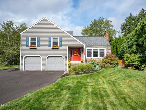 945 Mohegan Road, Niskayuna, NY 12309
