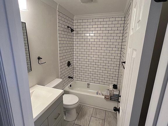 3rd image of 328 Leeward Ave