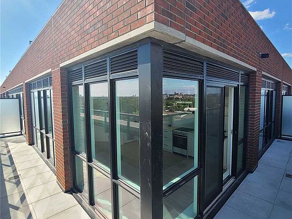 4th image of 2300 Saint Clair Ave W #906
