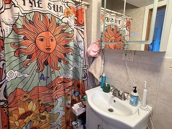4th image of 270 9th St #2
