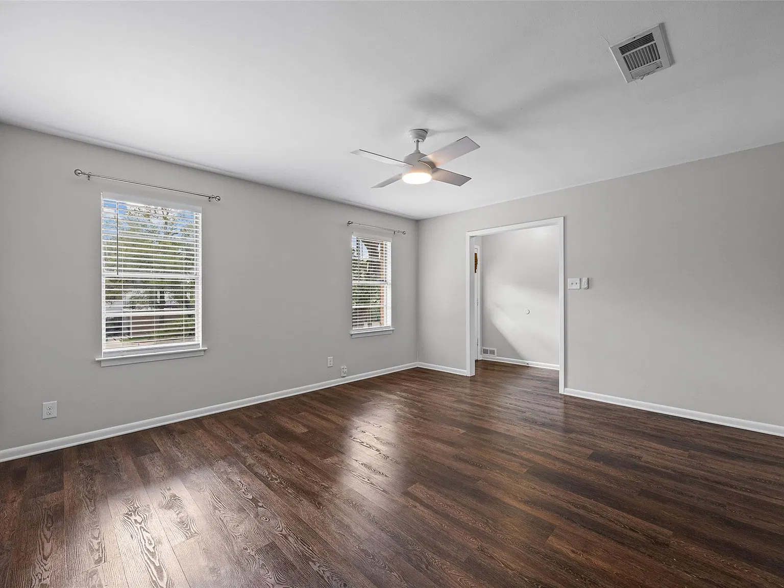 3 bed, 2.0 bath, 1336 sqft, $3,350 — Photo 2