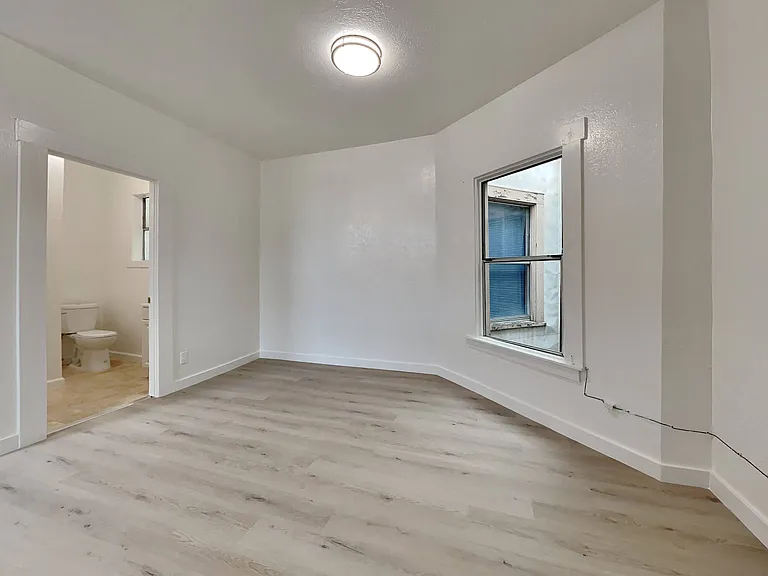 1128 Valencia St. — Photo 12