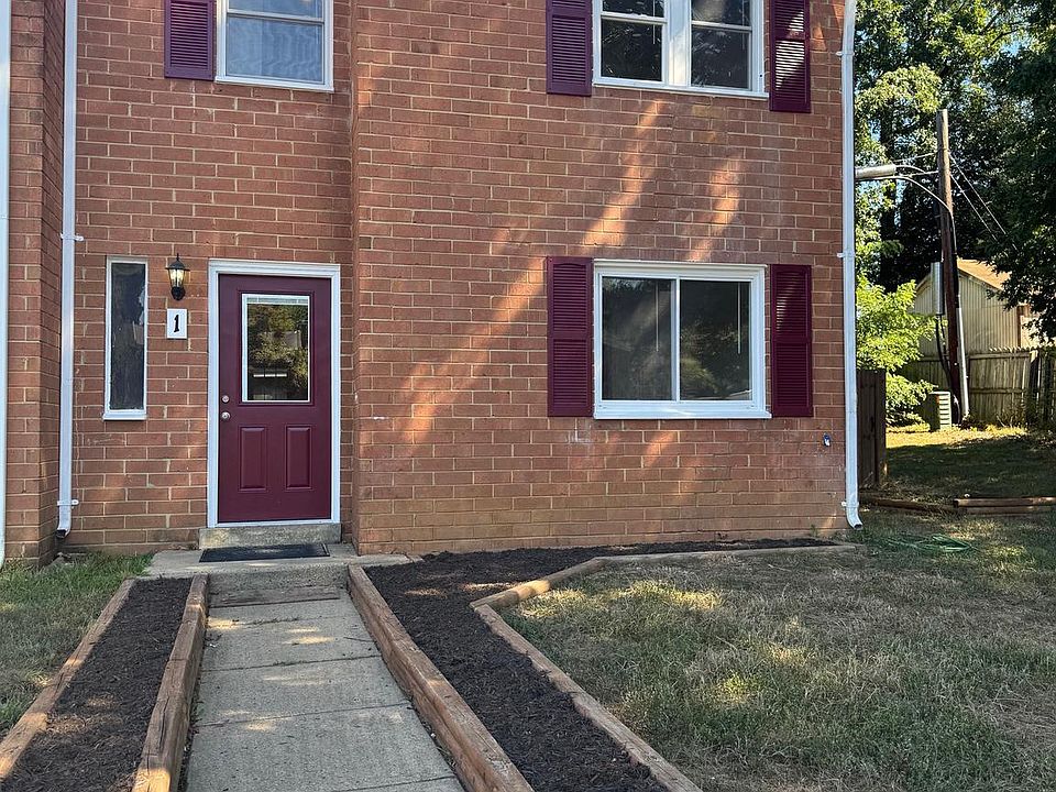1st image of 1 Oak Dr