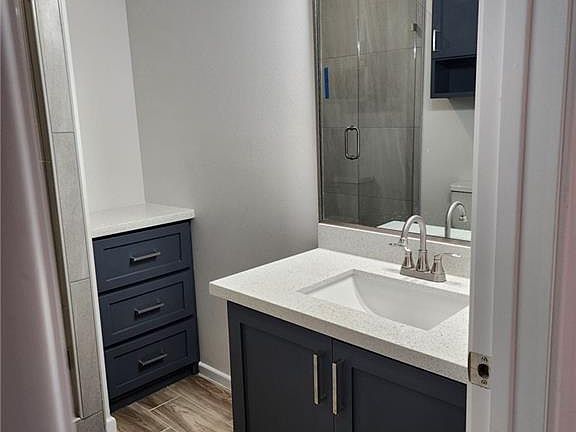 5th image of 913 Clarence Ave