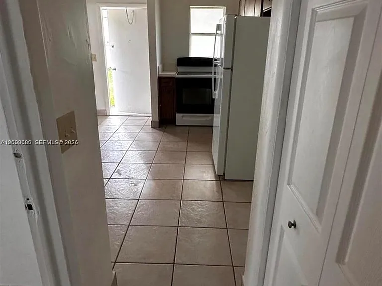 911 NE 5th Ave #1 — Photo 8