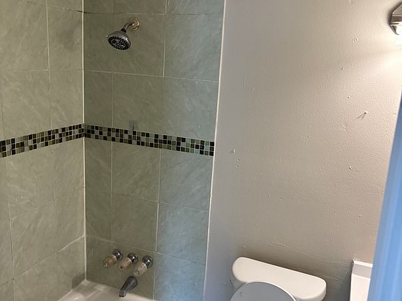 5th image of 2865 Glenbrook Dr