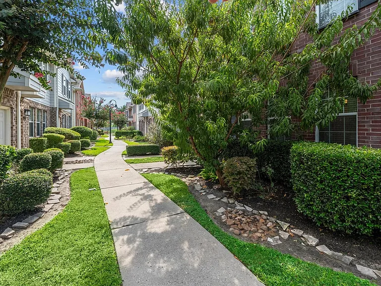 2131 Kemah Village Dr — Photo 3