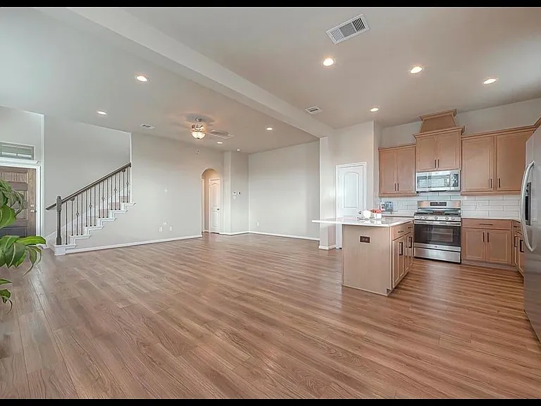 8700 Laurel Crest Dr — Photo 14