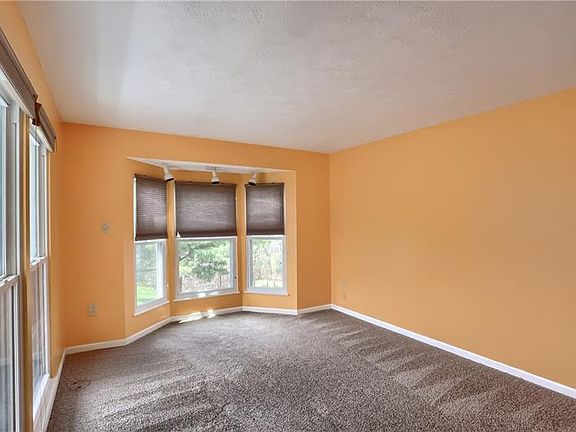 5th image of 24 Blue Mist Ct