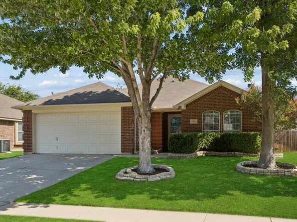616 Steerman Ct, Saginaw, TX 76179