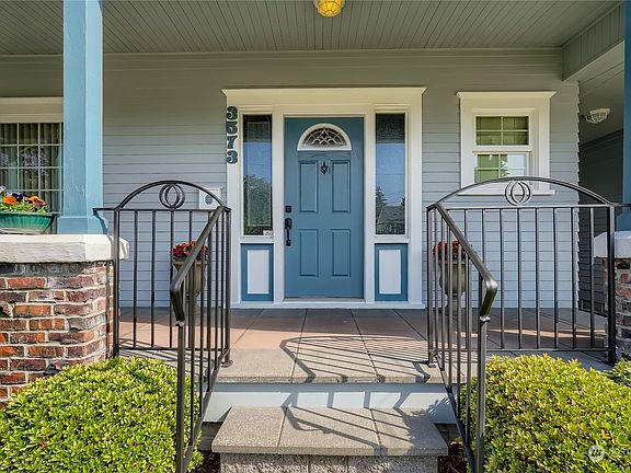 Beautiful front porch!>
