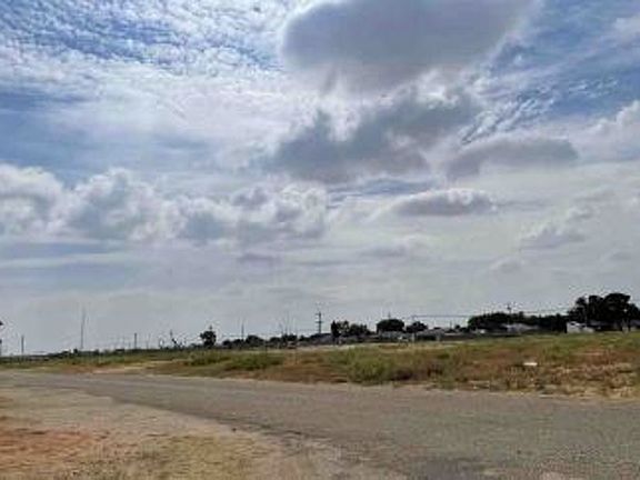 Exterior Neighborhood (street photo)