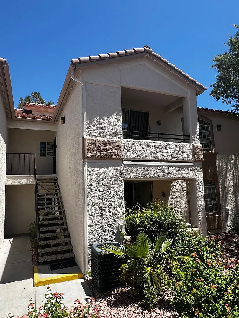 3 Bedroom Condo / One Car Garage / Gated with Community Pool — Photo 2